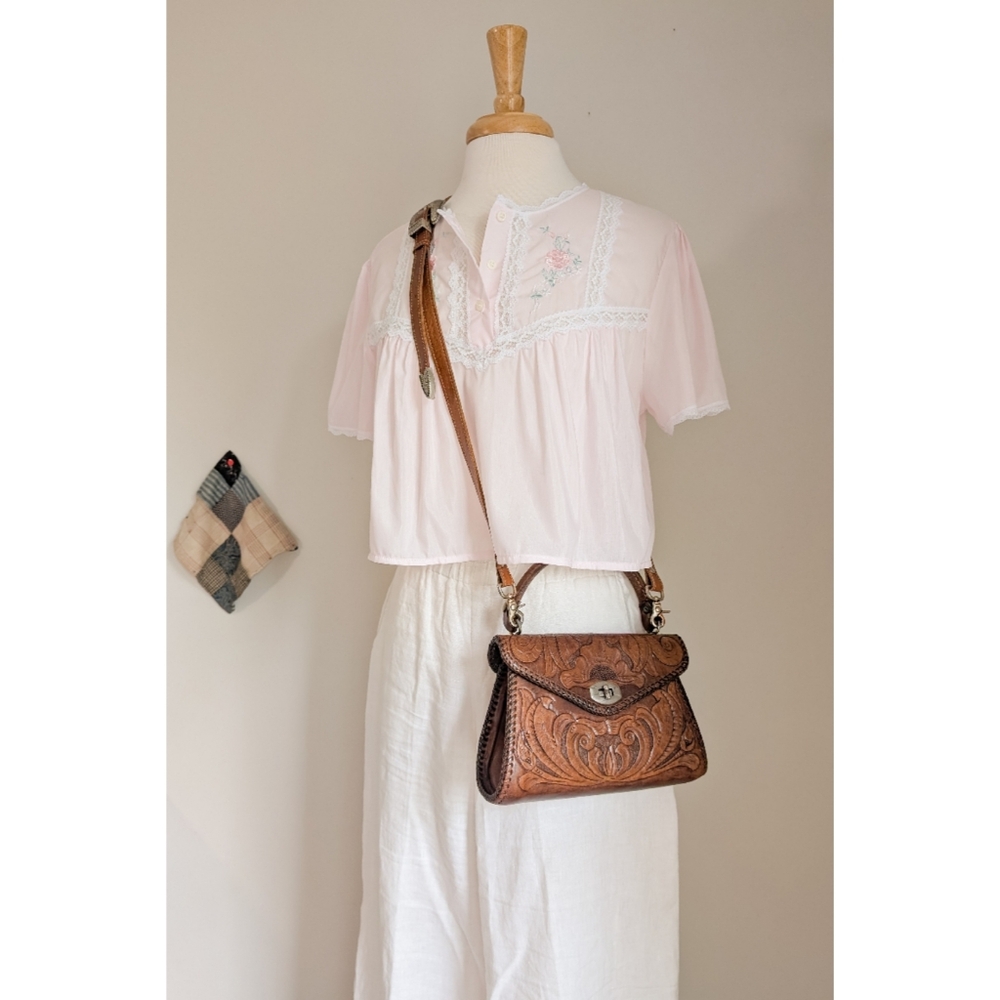 R E W O R K E D Vintage :: Pink Floral Embroidered Lace Trim 90s Cottage Blouse - Picture 7 of 15